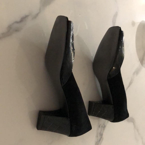 Tahari 61/2 black leather open toed shoes. - Picture 4 of 8